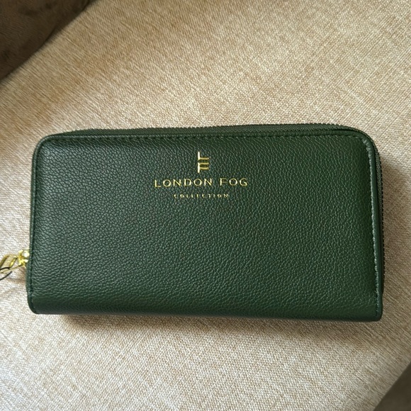 London Fog Handbags - London Fog green zippy wallet NWT